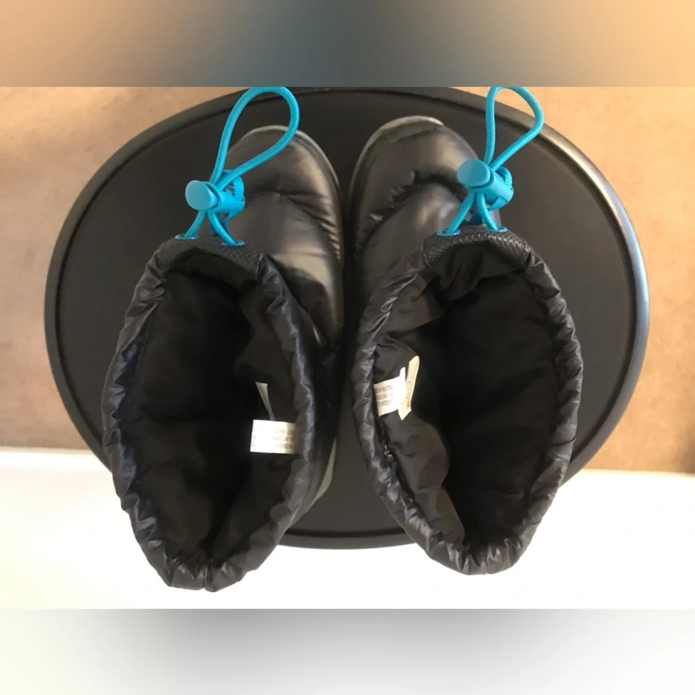 The iconic North Face Bootie is keep your feet warm during cold winter. - Picture 10 of 15